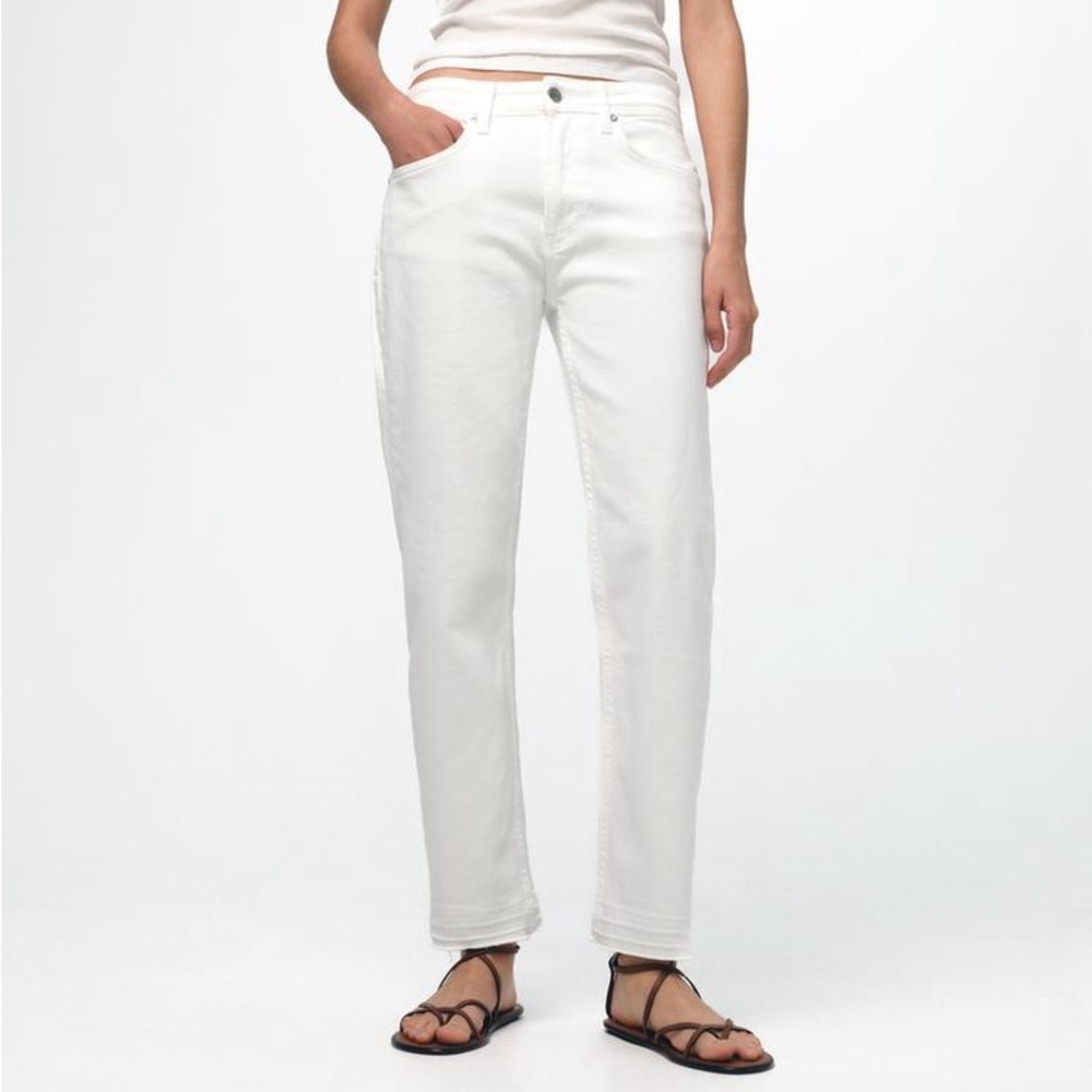 Zara Relaxed Slim Mid Waist Jeans White